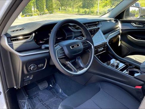 New 2023 Jeep Grand Cherokee L Laredo image 7