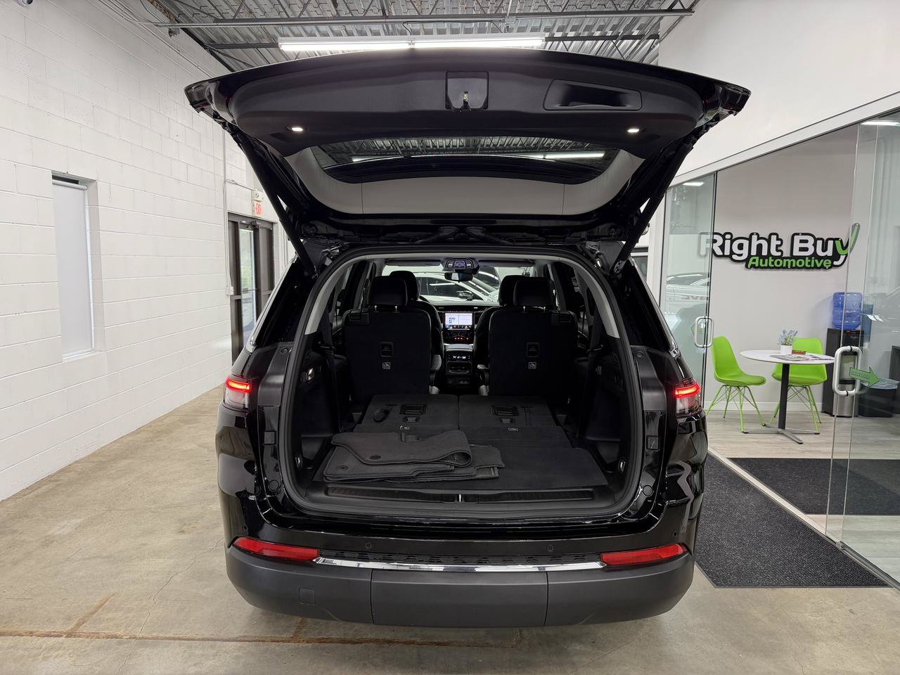 Used 2023 Jeep Grand Cherokee L Limited AWD/4WD image 18