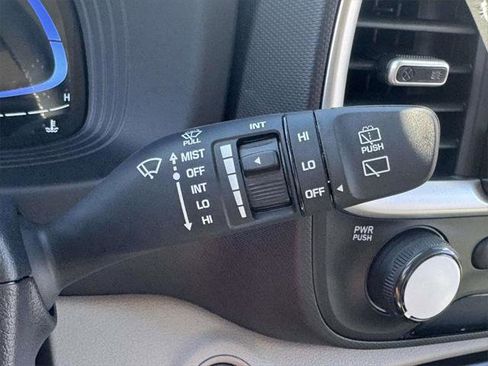 Used 2025 Hyundai Venue SEL image 18