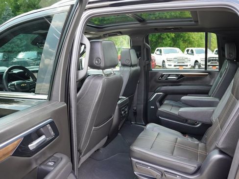 Certified 2026 Chevrolet Suburban High Country AWD/4WD image 17