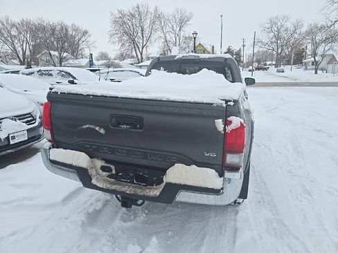 Used 2018 Toyota Tacoma TRD Off-Road image 6