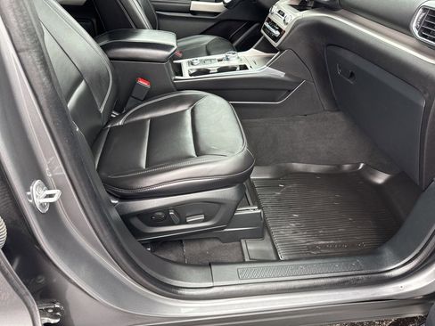 Used 2022 Ford Explorer XLT w/ Equipment Group 202A image 22