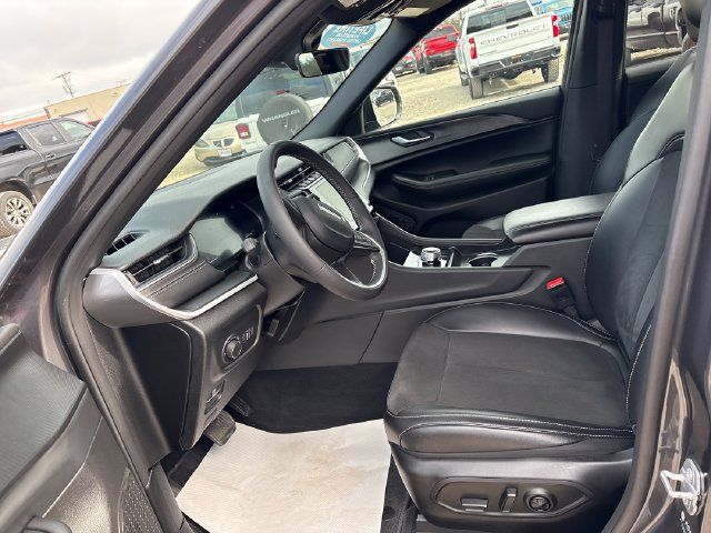 Used 2025 Jeep Grand Cherokee Altitude AWD/4WD image 8