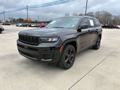 Used 2023 Jeep Grand Cherokee L Laredo image 1