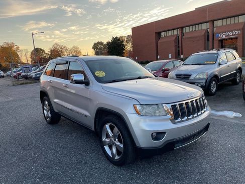 Used 2013 Jeep Grand Cherokee Limited w/ Advance Technology Group image 9