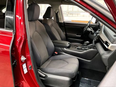 Used 2021 Toyota Highlander LE image 10