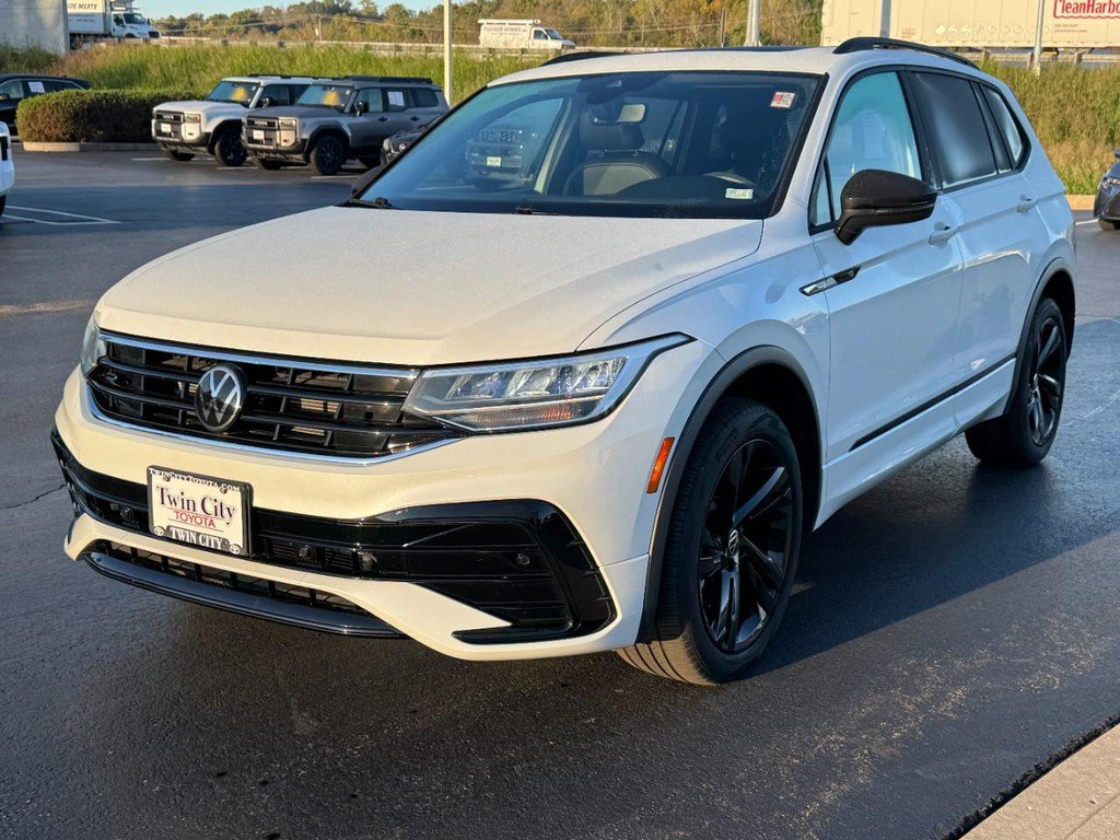 Used 2024 Volkswagen Tiguan SE R-Line FWD image 8
