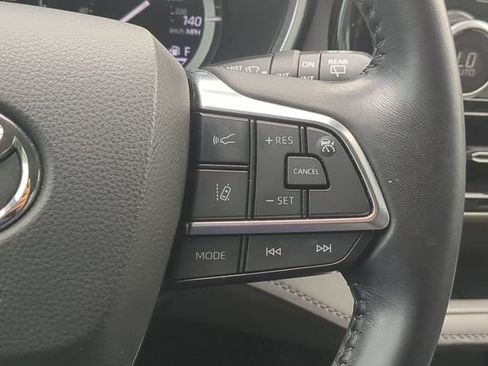 Used 2021 Toyota Highlander XLE FWD image 32