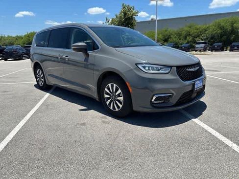 Used 2023 Chrysler Pacifica Touring-L FWD image 7