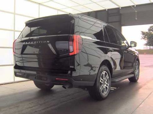 Used 2025 Ford Expedition Active RWD image 3