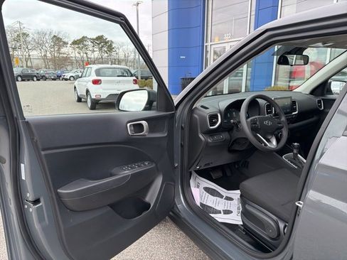 Certified 2025 Hyundai Venue SE image 10