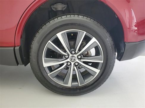 Used 2022 Toyota Venza LE image 13