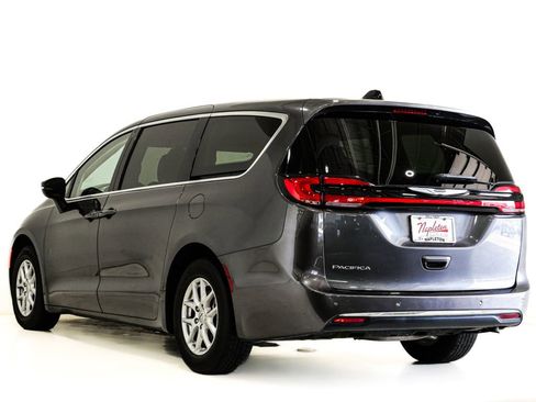 Used 2023 Chrysler Pacifica Touring-L FWD image 8