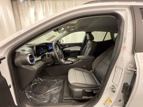 Used 2025 Chevrolet Trax LT w/ LT Convenience Package FWD image 10