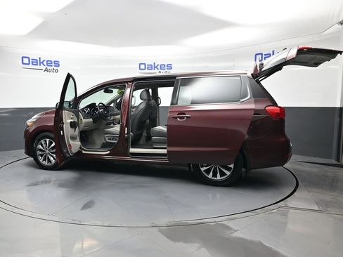 Used 2017 Kia Sedona SX image 54