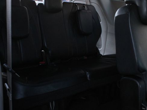 Used 2018 Chrysler Pacifica Touring-L image 35