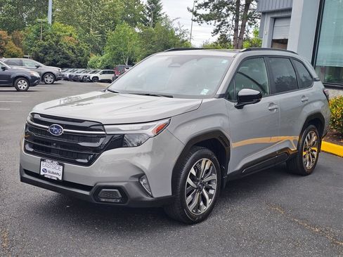 Used 2025 Subaru Forester Touring w/ Popular Package - Touring AWD/4WD image 3