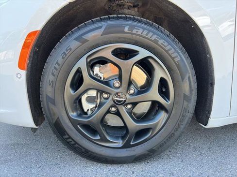 Certified 2024 Chrysler Pacifica Limited FWD image 28