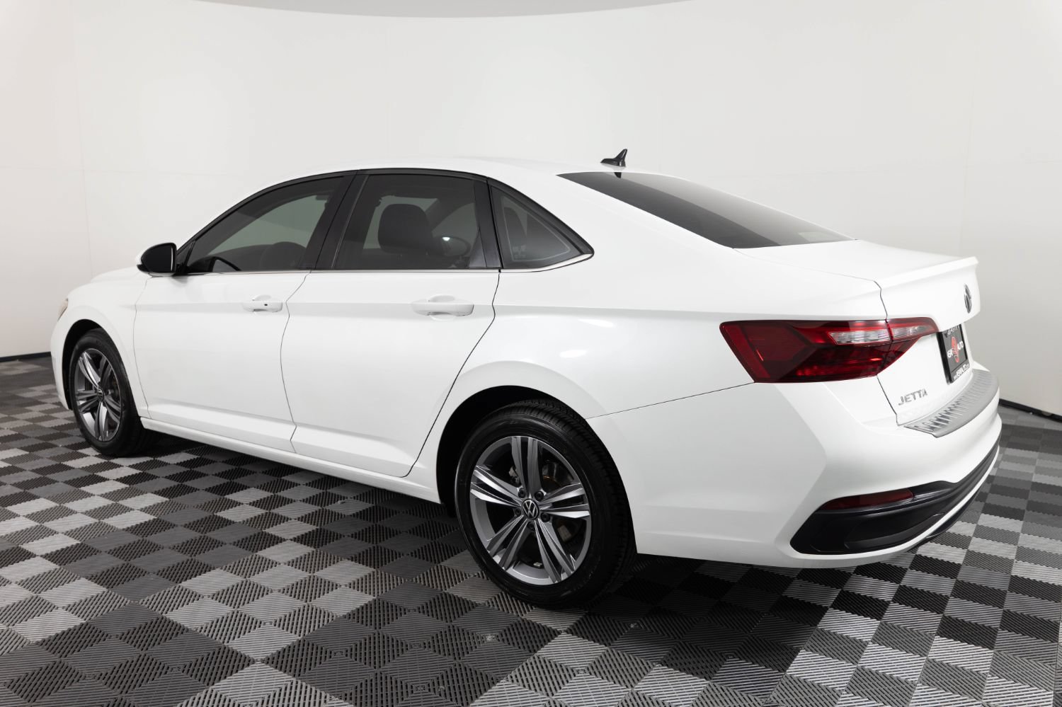 Used 2024 Volkswagen Jetta SE FWD image 3