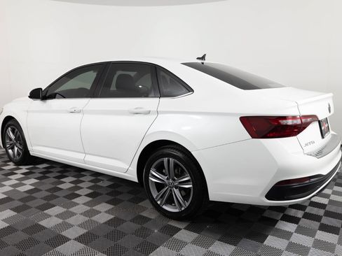 Used 2024 Volkswagen Jetta SE FWD image 3