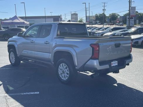 Used 2025 Toyota Tacoma SR5 RWD image 9