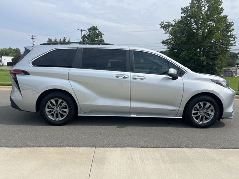 Used 2021 Toyota Sienna XLE FWD image 10