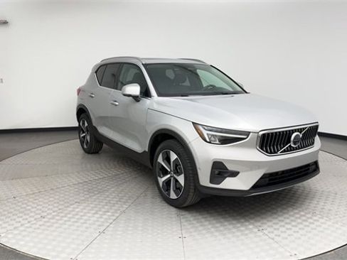 Certified 2025 Volvo XC40 B5 Plus image 8