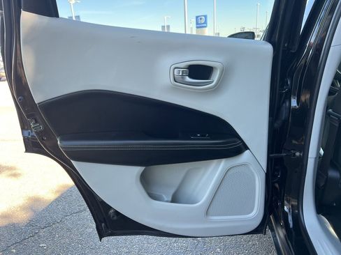 Used 2018 Jeep Compass Latitude w/ Popular Equipment Group image 17