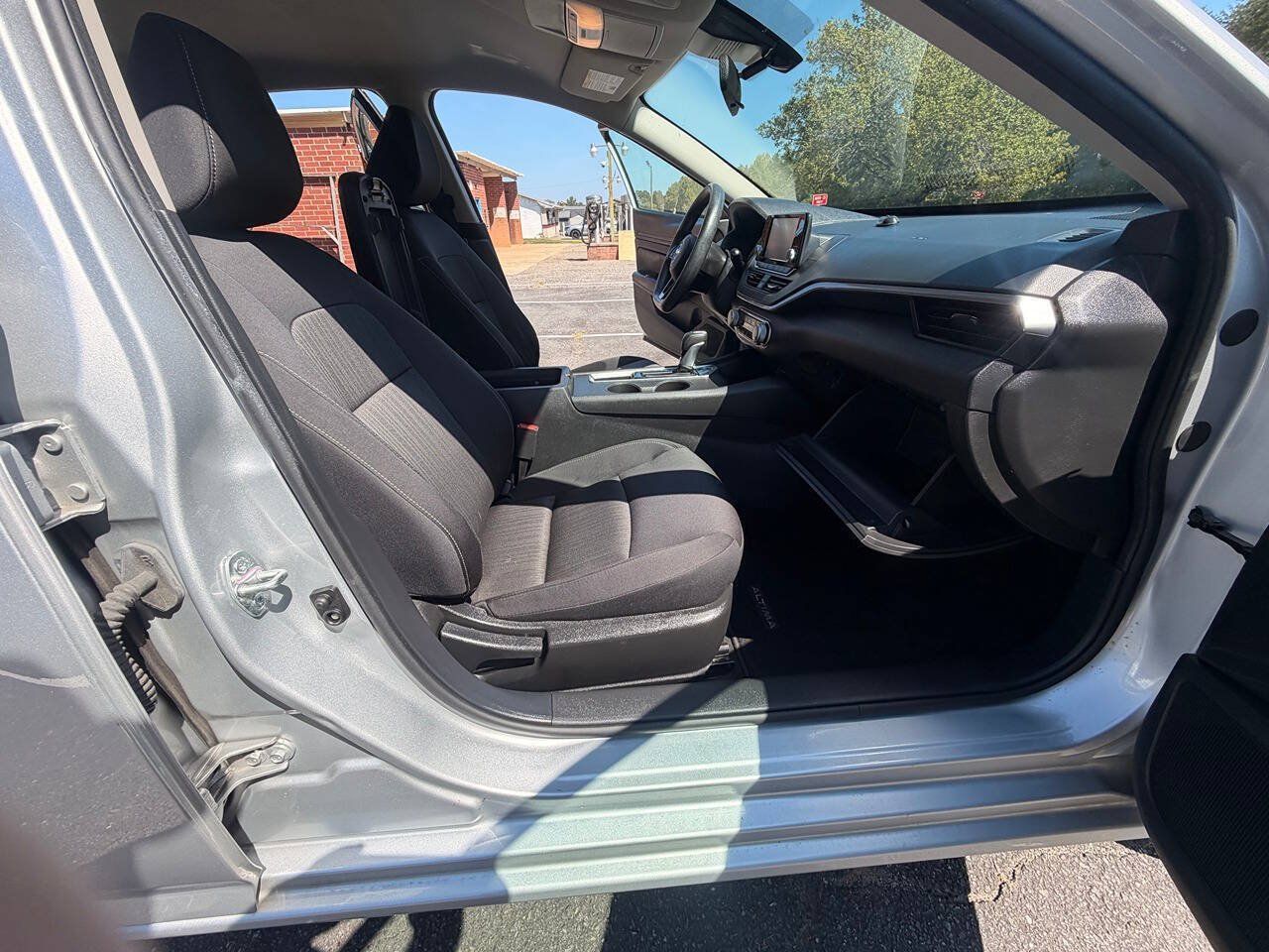 Used 2024 Nissan Altima 2.5 S FWD image 15