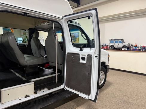 Used 2014 Ford E-250 and Econoline 250 Extended w/ Power Group RWD image 28