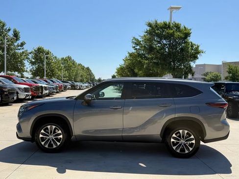 Used 2025 Toyota Highlander XLE FWD image 7