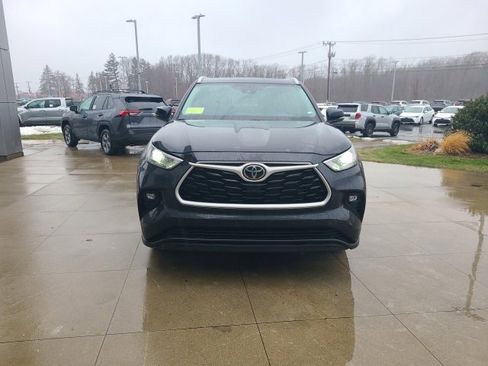 Used 2024 Toyota Highlander XLE image 2
