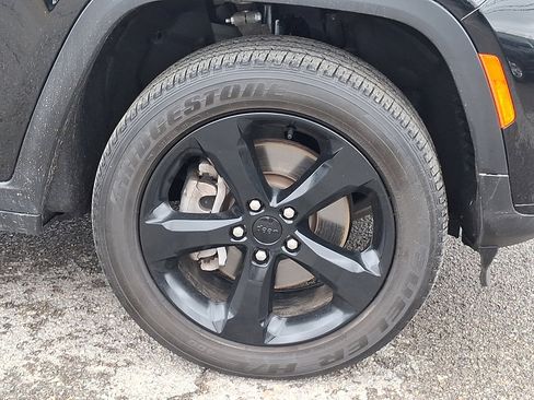 Used 2023 Jeep Grand Cherokee L Laredo image 8