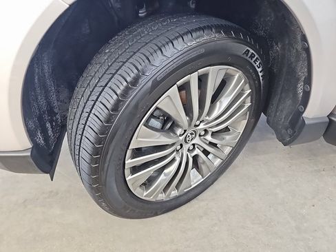 Used 2021 Toyota Venza image 32