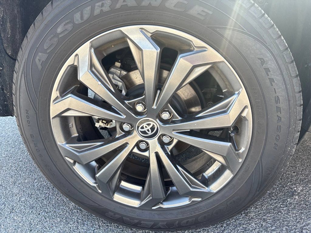 Used 2022 Toyota RAV4 XLE Premium AWD/4WD image 12