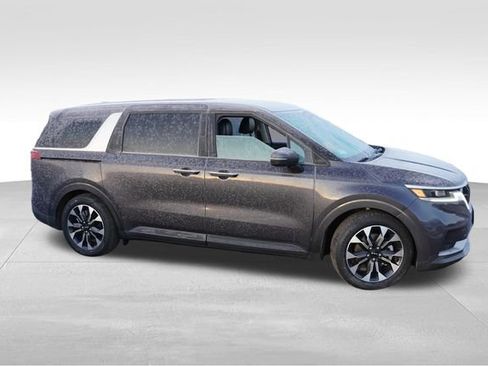 Used 2023 Kia Carnival EX image 2