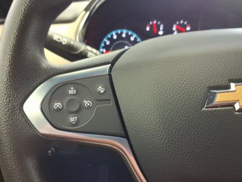 Used 2022 Chevrolet Traverse LS FWD image 17