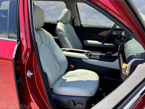 Used 2025 Toyota Grand Highlander AWD image 32