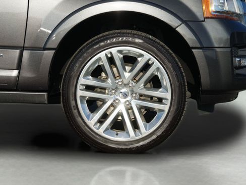 Used 2017 Ford Expedition Platinum RWD image 4