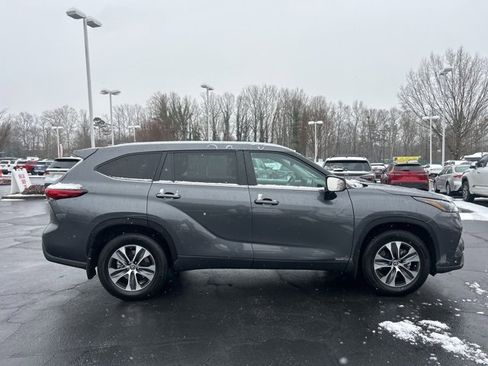 Used 2023 Toyota Highlander XLE image 4