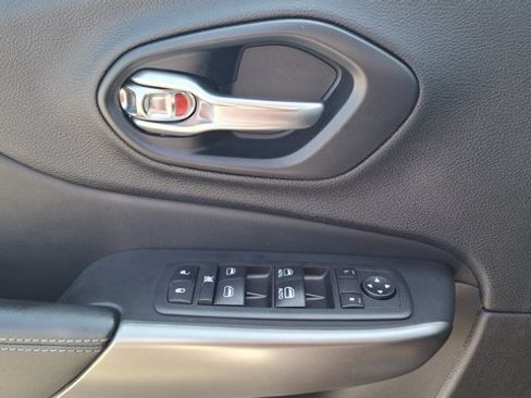 Used 2021 Jeep Cherokee Latitude Plus w/ Sun & Sound Group FWD image 17