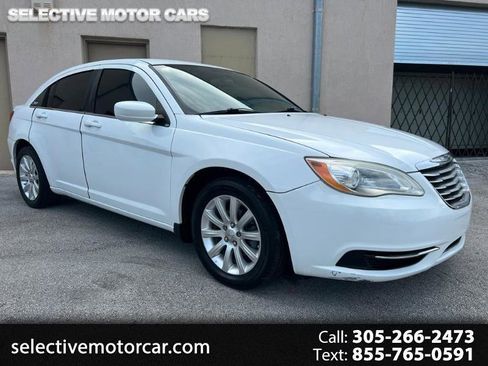 Used 2011 Chrysler 200 Touring FWD image 1
