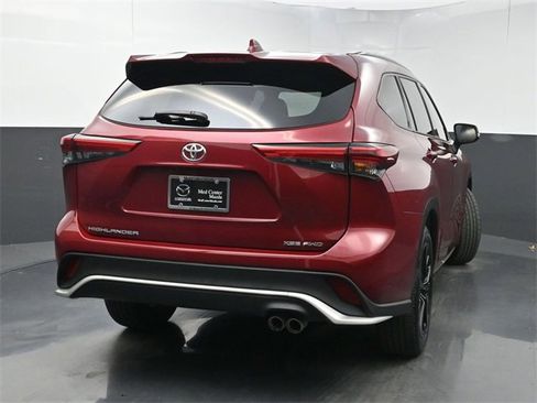 Used 2023 Toyota Highlander XSE image 3
