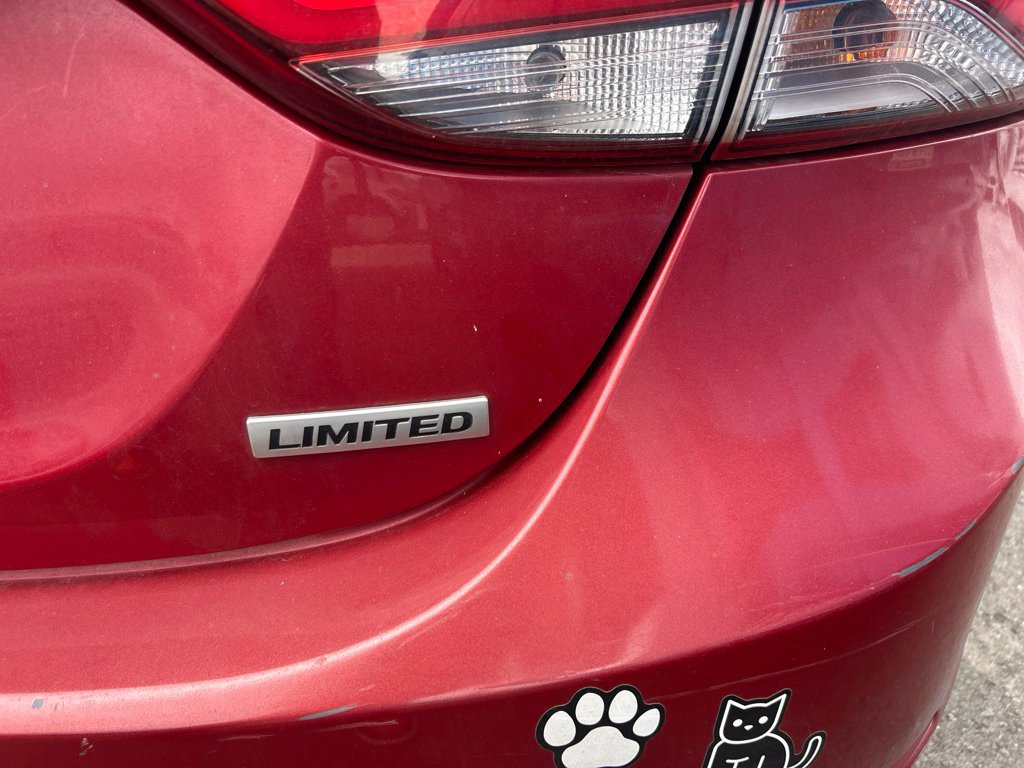 Used 2015 Hyundai Elantra Limited w/ Option Group 05 FWD image 9