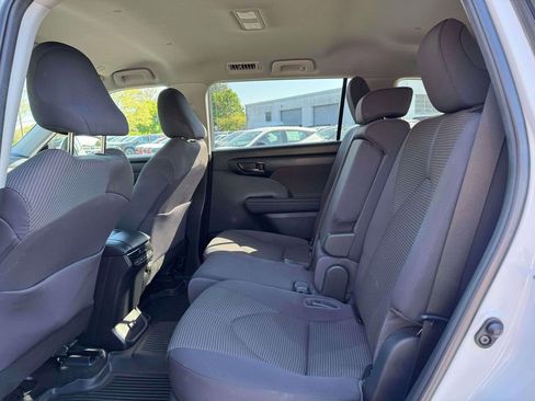 Used 2023 Toyota Highlander LE FWD image 14