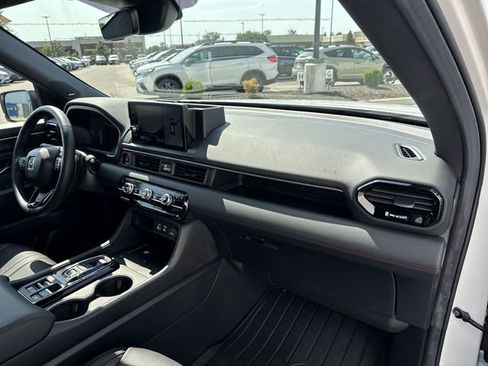 Used 2025 Honda Pilot Black Edition image 18