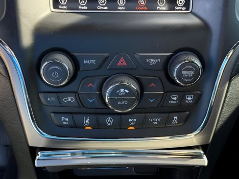 Used 2021 Jeep Grand Cherokee Laredo w/ Security & Convenience Group AWD/4WD image 25
