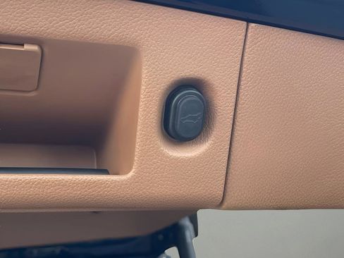 Used 2017 Cadillac Escalade ESV Platinum image 28