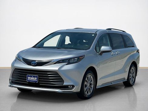 Used 2025 Toyota Sienna XLE FWD image 3