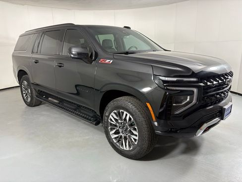 Used 2025 Chevrolet Suburban Z71 image 2